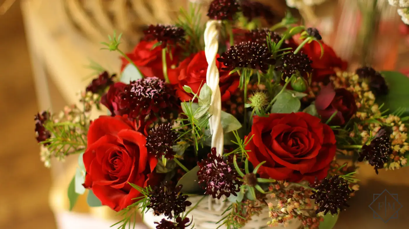 Kedves, vörös, bordó, mezei hangulatú virágkosár Rózsákból és  Scabiozákkal (Ördögszem). Rózsák lángoló szerelmet, szenvedélyt a Scabiosa (Ördögszem) ijesztő néve ellenére védelmező üzenetet hordoz magában;  Sikered garantált, hiszen ehhez mi is adjuk 100% garanciát.