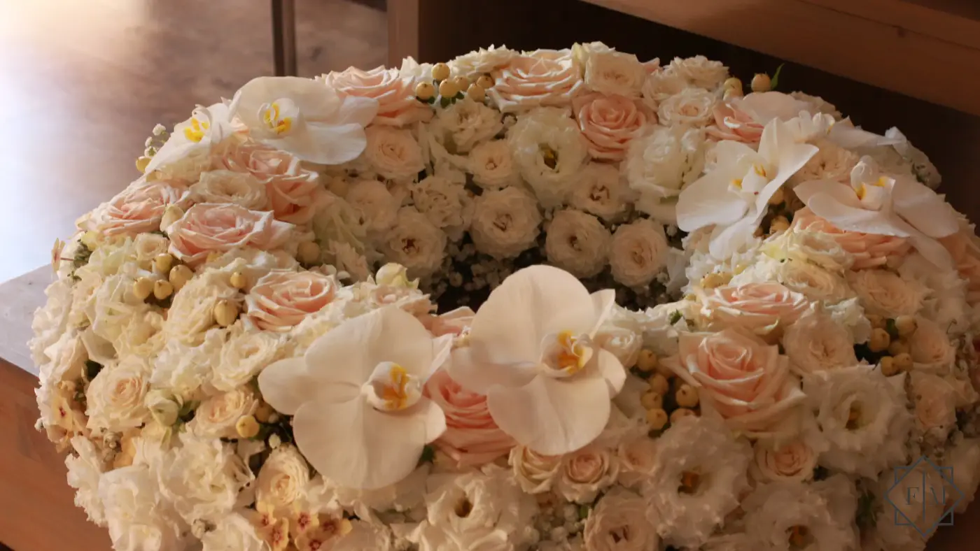 Nagy méretű, prémium, teli virágos görög koszorú púder, halvány rózsaszín, krém, fehér színvilágban; Segítünk Neked, hogy a búcsú a lehető legszebb és legszemélyesebb legyen. Mond el nekünk, milyen ember volt az elhunyt, mit szeretett, hogyan élt. Mi gondoskodunk róla, hogy ez kifejeződjék a virágkompozíciókban.