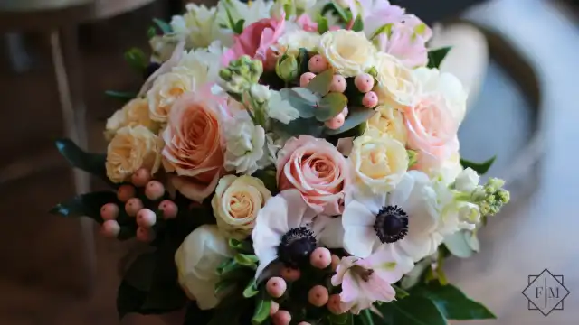 Lágy színek, bájos virágok kombinációja finom lelkű személyeknek. 