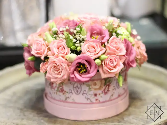 Elegáns, romantikus virágdoboz egyéni rendelés alapján készült az ünnepelt kedvenc rózsaszín és púder színű virágokból. Az alkalom maradandó élményéhez neked is van lehetőséged összeállítani meglepetést ajándékozott kedvenceiből. Sikered garantált, hiszen ehhez mi is adjuk 100% garanciát.