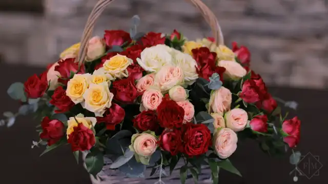 Varázslatos virágkosár vegyes színű csokros rózsákkal emlékezetes élmény nyújt bármilyen alkalomra; Az alkalom maradandó élményéhez van lehetőséged összeállítani meglepetést ajándékozott kedvenc virágaiból. Sikered garantált, hiszen ehhez mi is adjuk 100% garanciát.