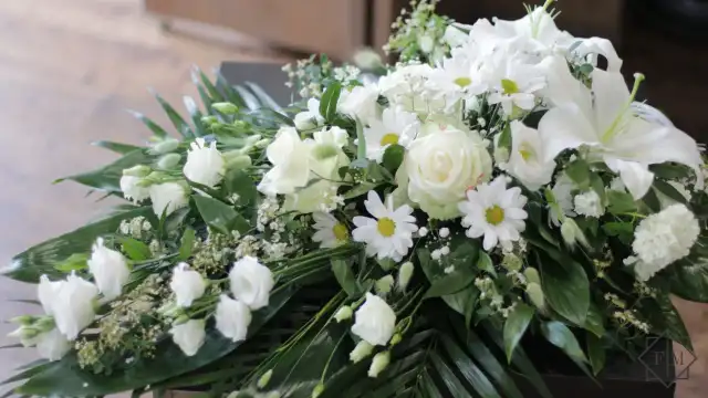 Klasszikus kialakítású sírcsokor fehér színű vegyes virágokkal, örök zöldekkel és vízutánpótlással növényeknek. A búcsú személyesebbé tehető, ha kegyeleti csokorba kéred elhunyt kedvenc virágait.