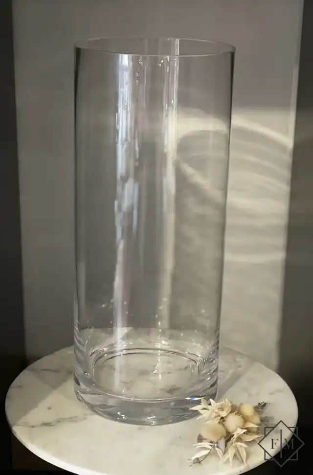 Stabil, egyenes, vastag falú üvegváza. Magasság 34 cm, átmérője 14,5 cm. Ideális a maximum90-100 cm magas virágokhoz.